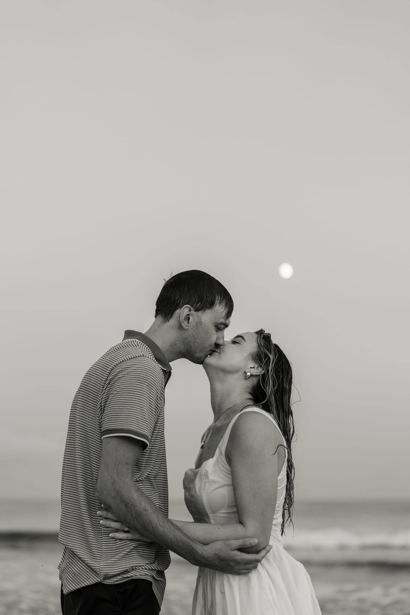 A kiss standing in the breaking waves